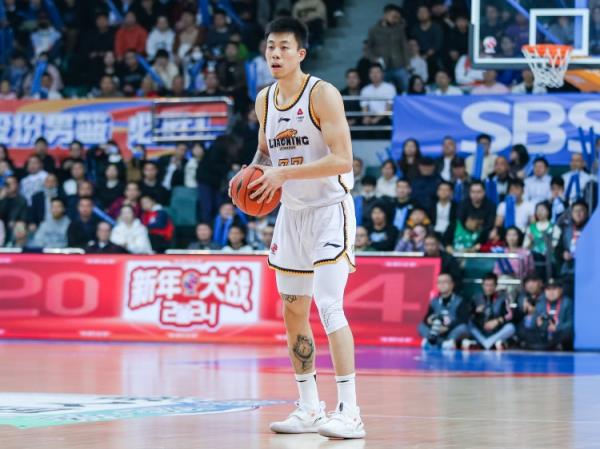 屋漏偏逢連夜雨！張鎮(zhèn)麟7中1僅得2分2板4助 末節(jié)受傷離場(chǎng)